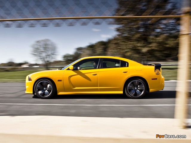 Dodge Charger SRT8 Super Bee 2012 wallpapers (640 x 480)