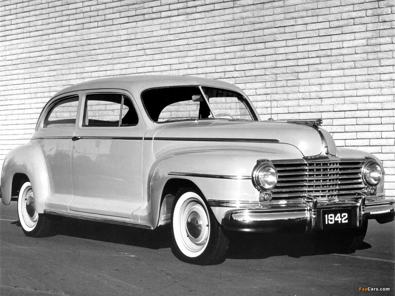 Dodge Deluxe Sedan (D22) 1942 pictures (1280 x 960)