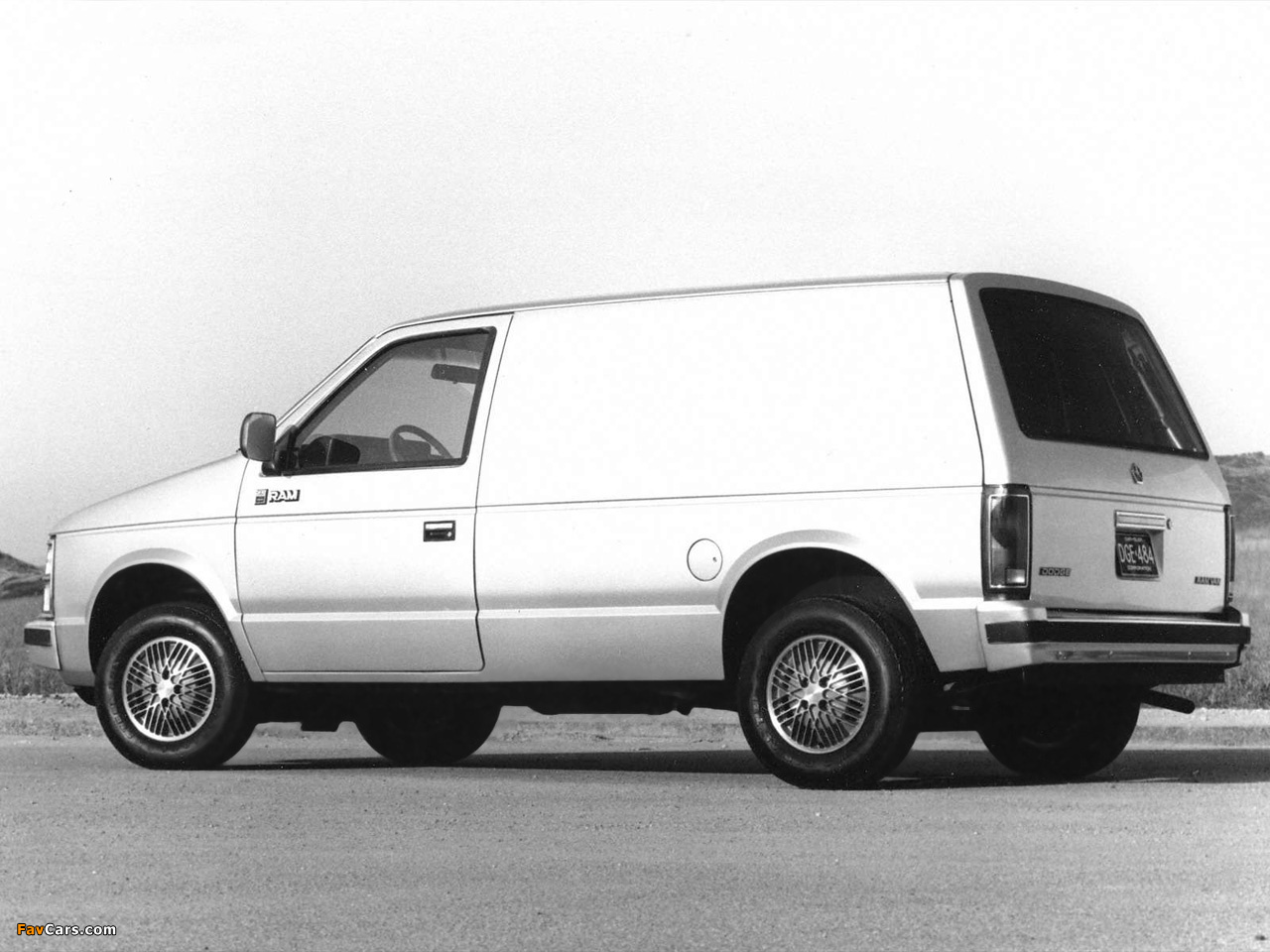 Dodge Mini Ram Van 1984–88 photos (1280 x 960)