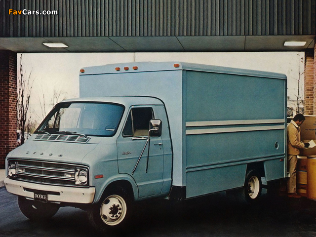 Dodge Tradesman CB300 Cary Van 1977 wallpapers (640 x 480)