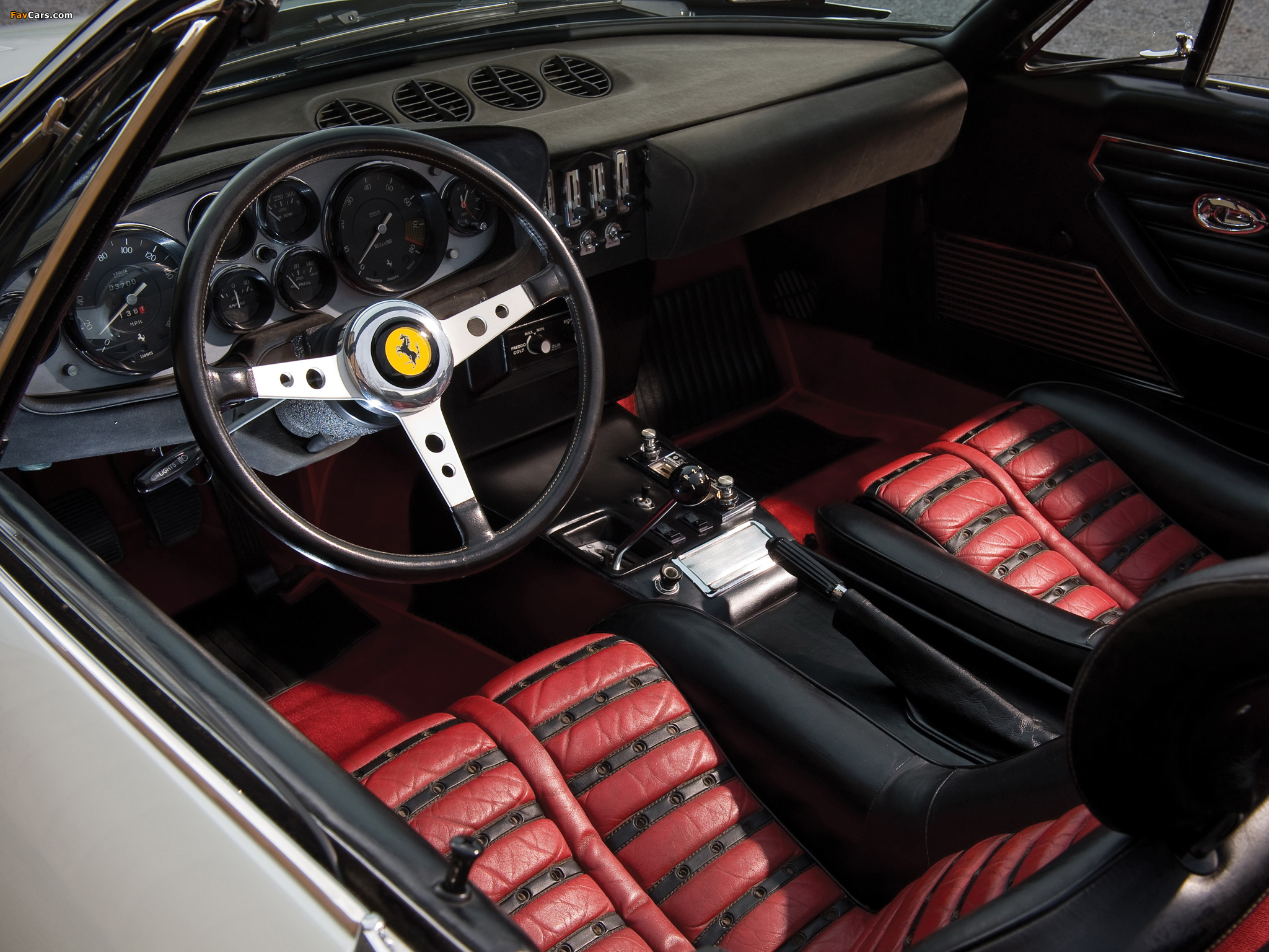 Ferrari 365 GTS/4 Daytona Spider 1970–74 photos (2048 x 1536)
