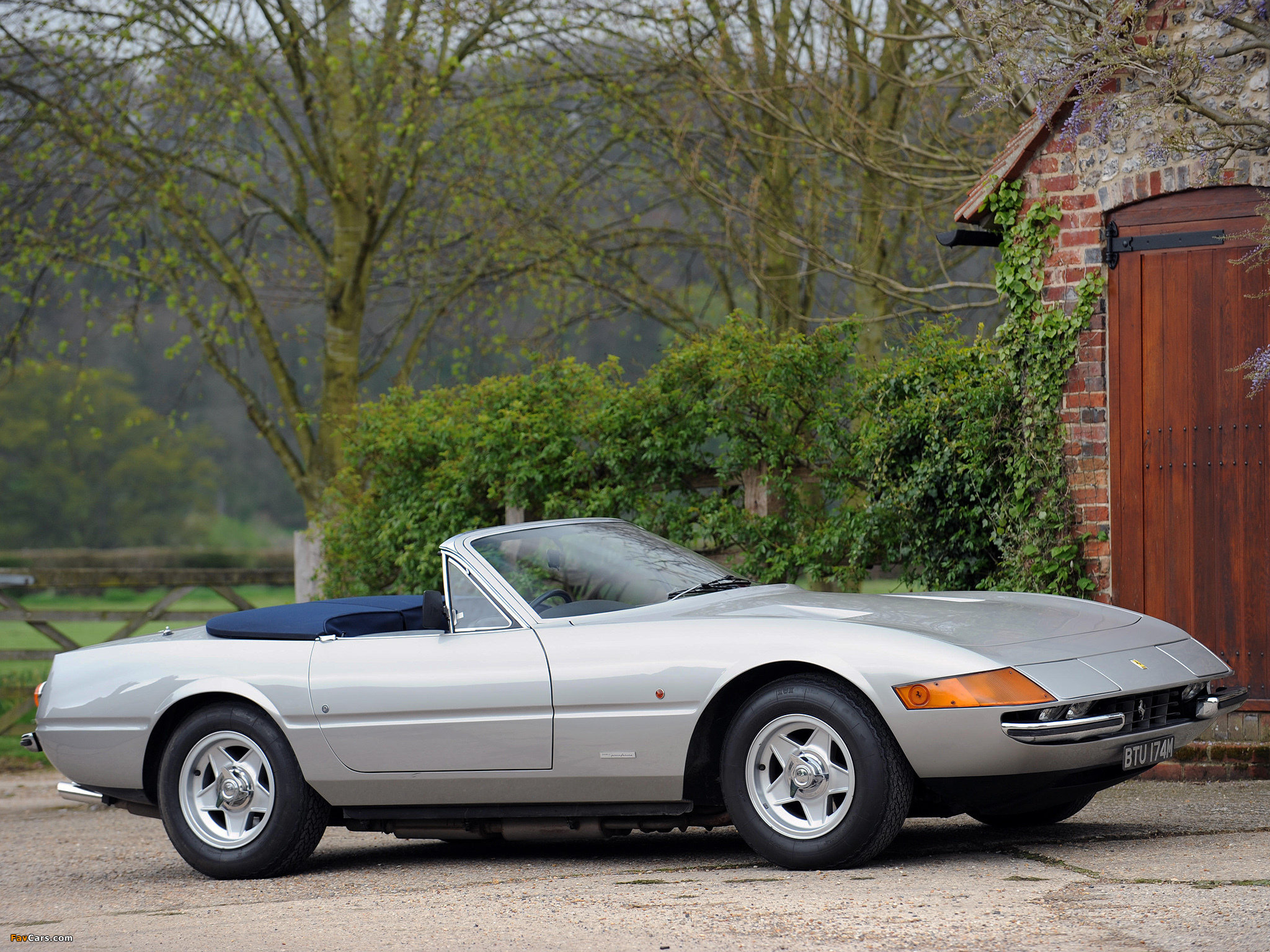 Ferrari 365 GTS/4 Daytona UK-spec 1971–74 wallpapers (2048 x 1536)