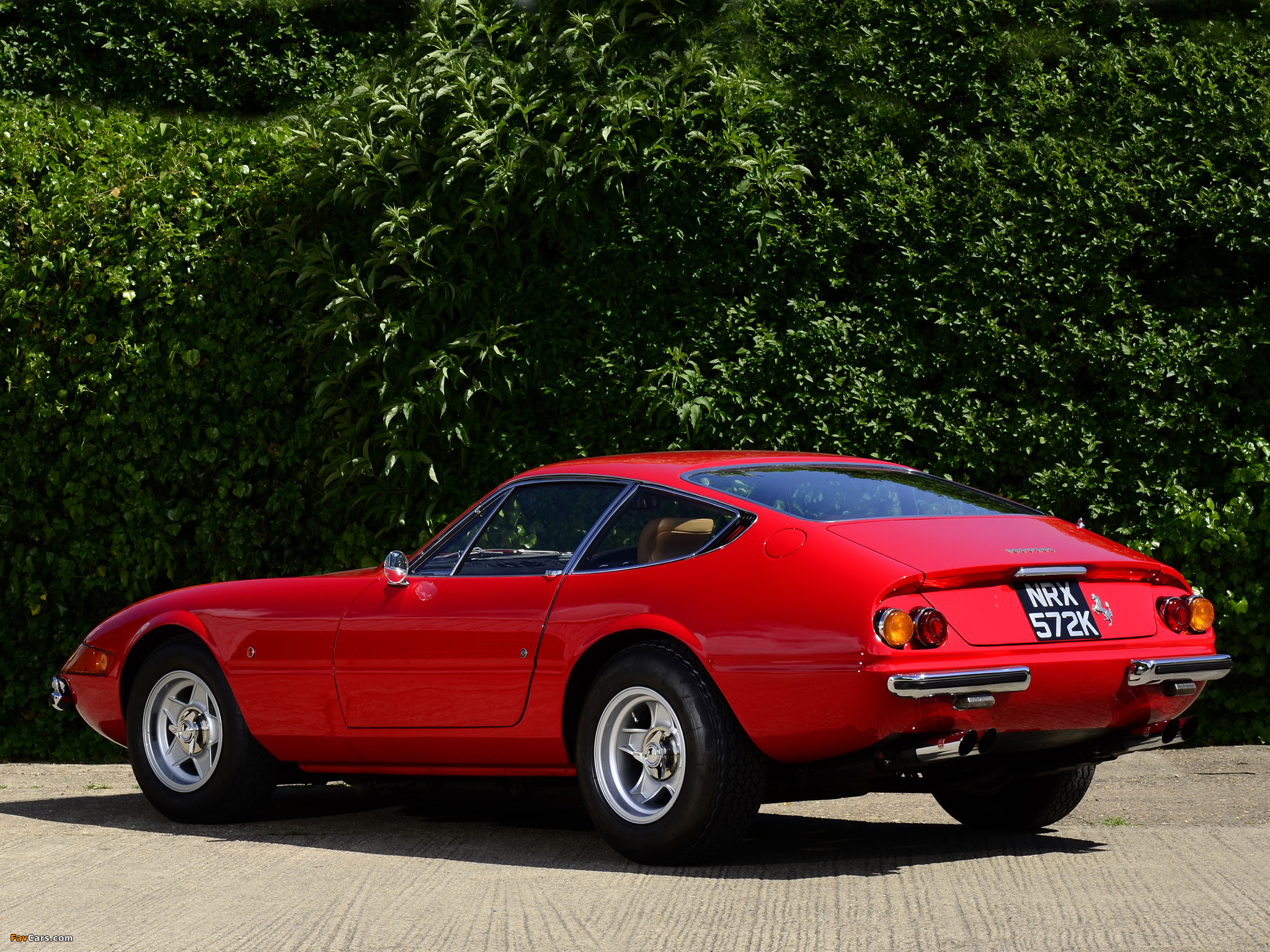 Images of Ferrari 365 GTB/4 Daytona UK-spec 1971–73 (2048 x 1536)