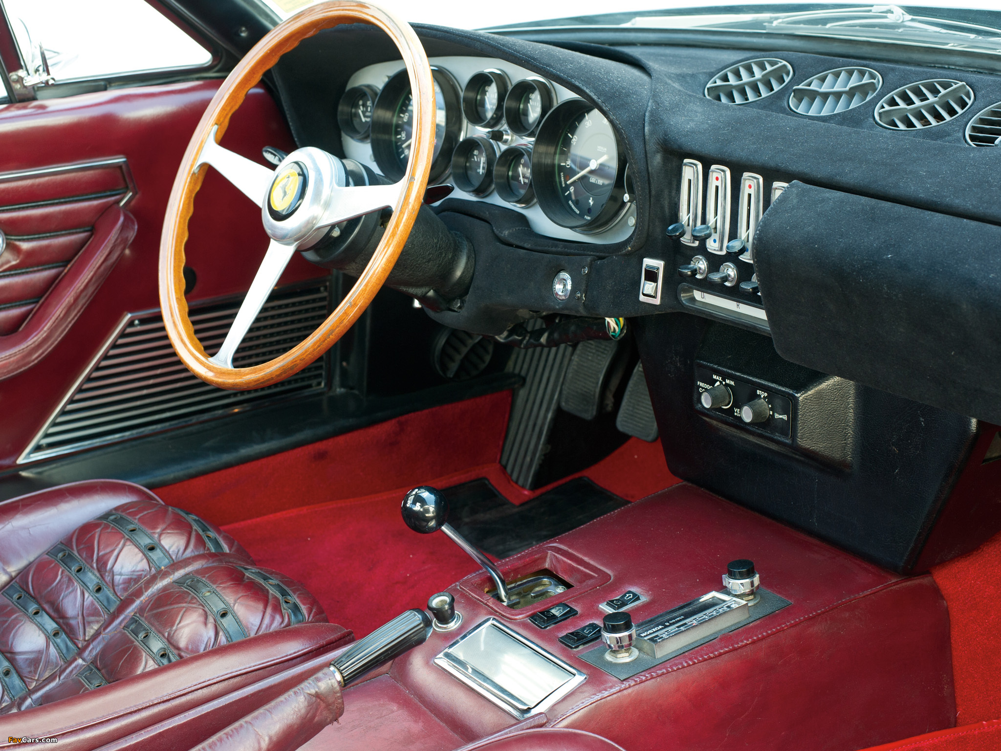 Photos of Ferrari 365 GTB/4 Daytona 1968–74 (2048 x 1536)