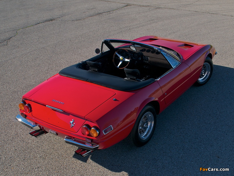 Photos of Ferrari 365 GTS/4 Daytona Spider 1970–74 (800 x 600)