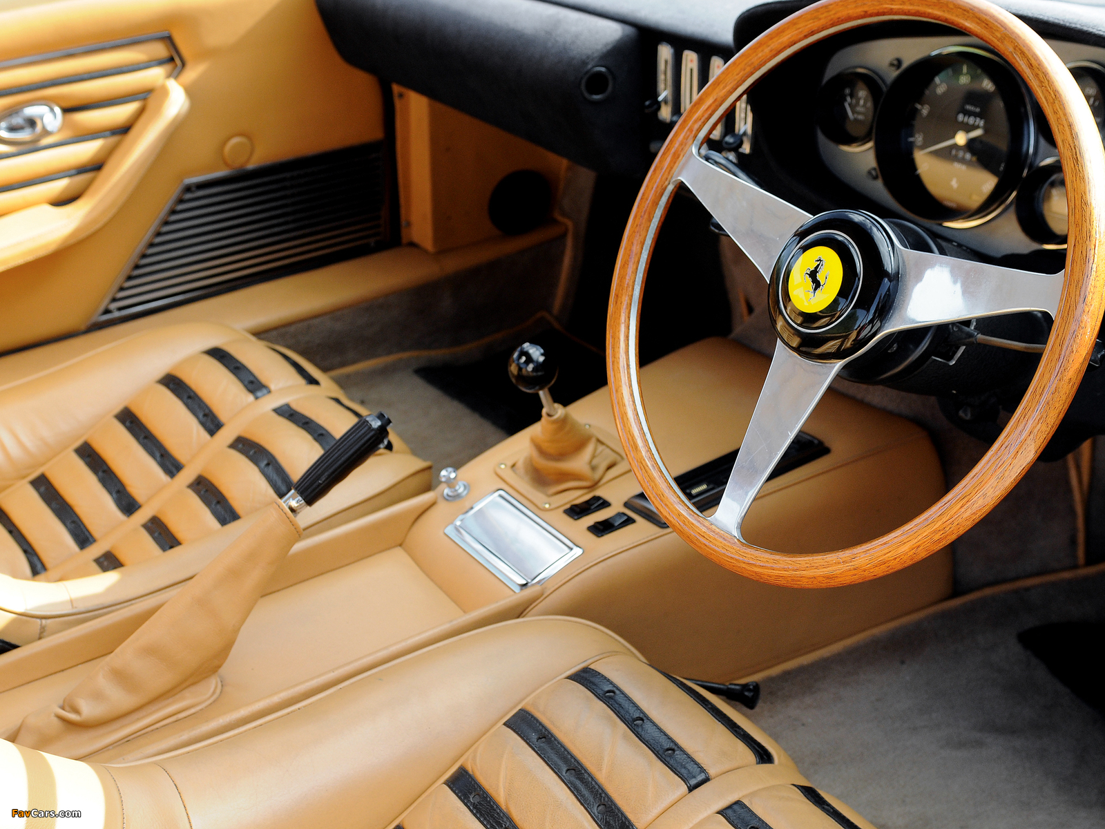 Pictures of Ferrari 365 GTB/4 Daytona UK-spec 1968–71 (1600 x 1200)