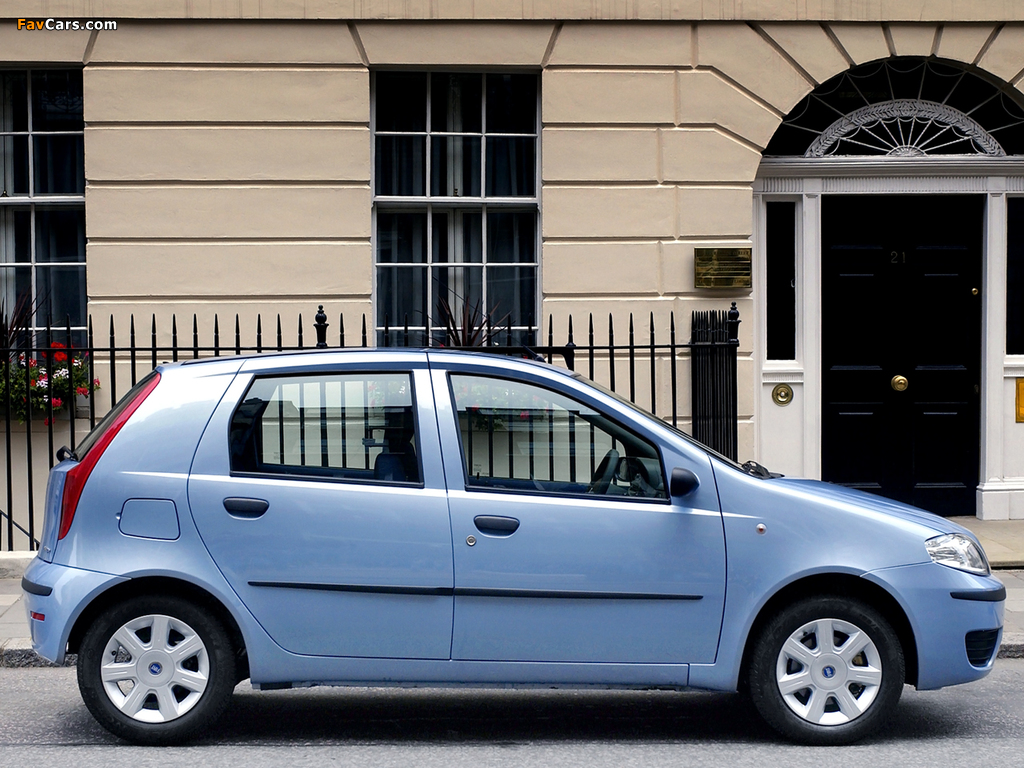 Photos of Fiat Punto 5-door UK-spec (188) 2003–05 (1024 x 768)