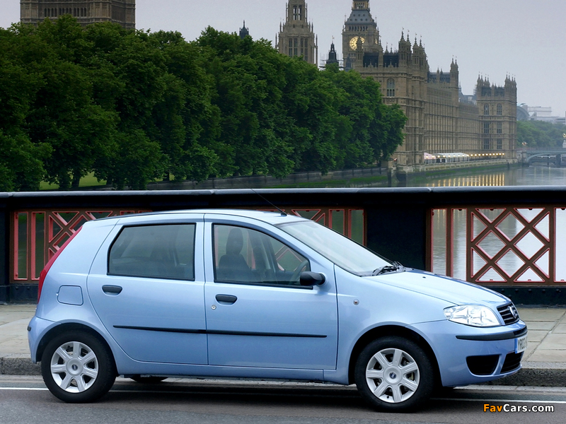 Pictures of Fiat Punto 5-door UK-spec (188) 2003–05 (800 x 600)