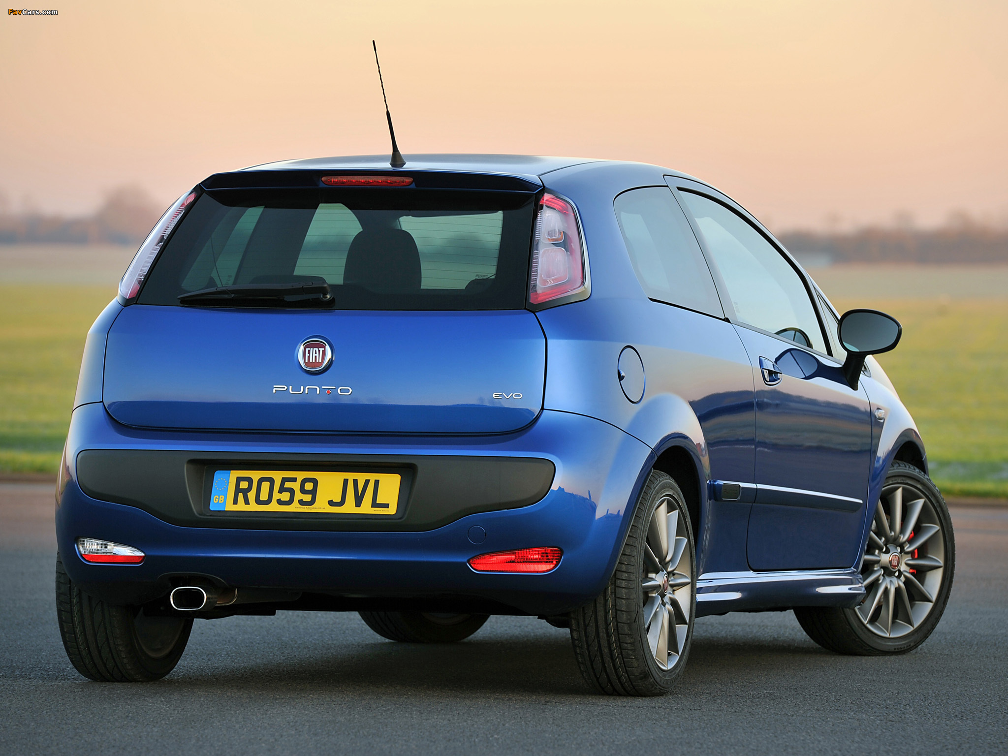 Fiat Punto Evo 3-door UK-spec (199) 2010–12 wallpapers (2048 x 1536)
