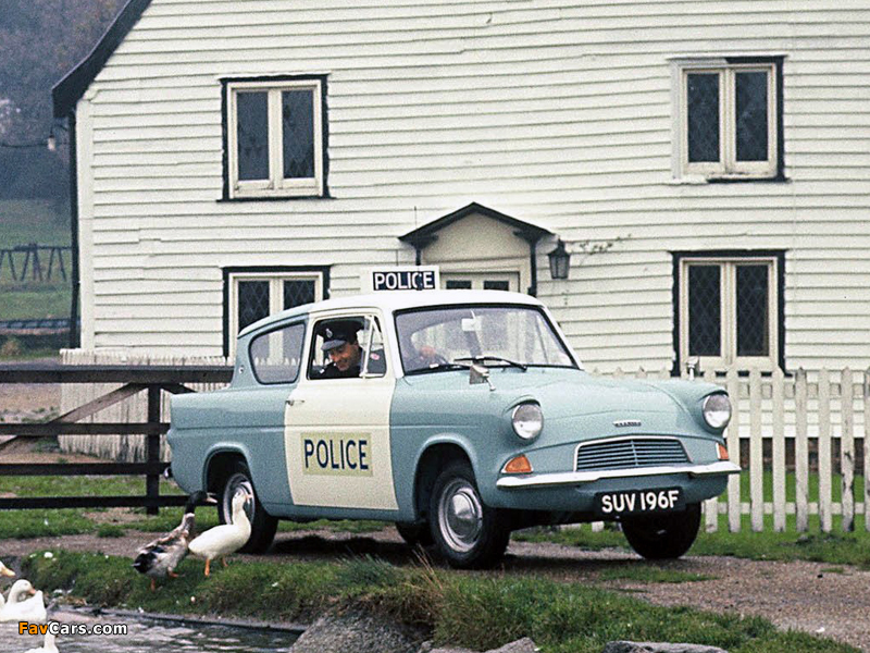 Ford Anglia Police (105E) photos (800 x 600)