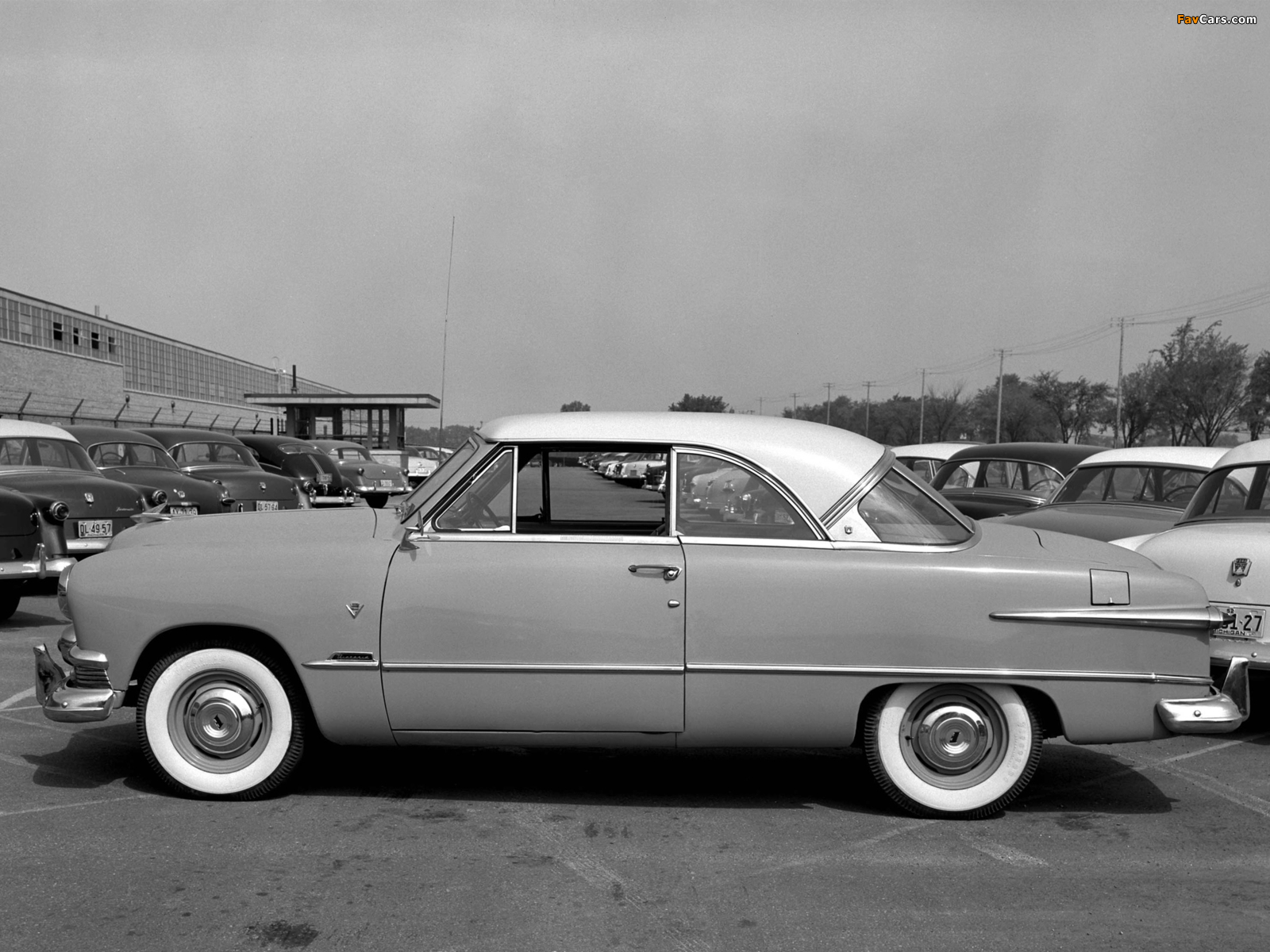 Images of Ford Crestline Victoria (60B) 1951 (1600 x 1200)