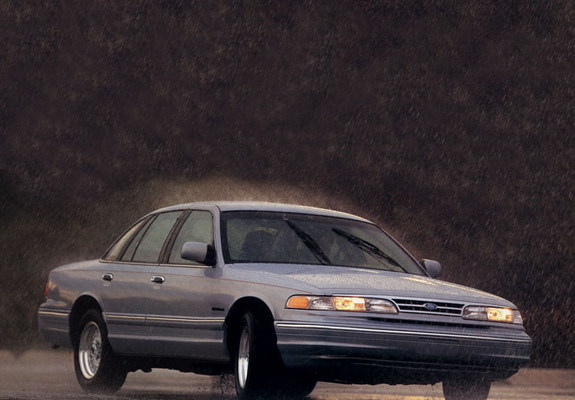Ford Crown Victoria 1995–97 pictures