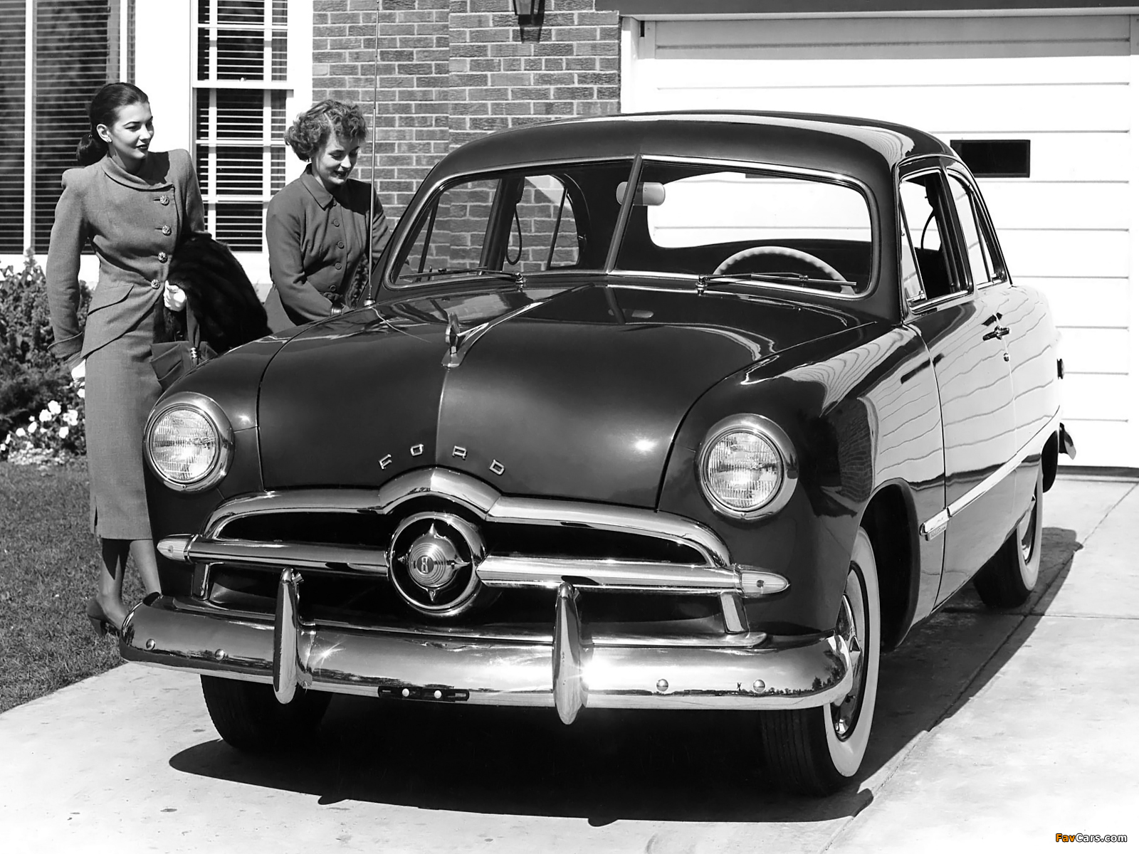 Photos of Ford Custom Tudor Sedan (79) 1949 (1600 x 1200)