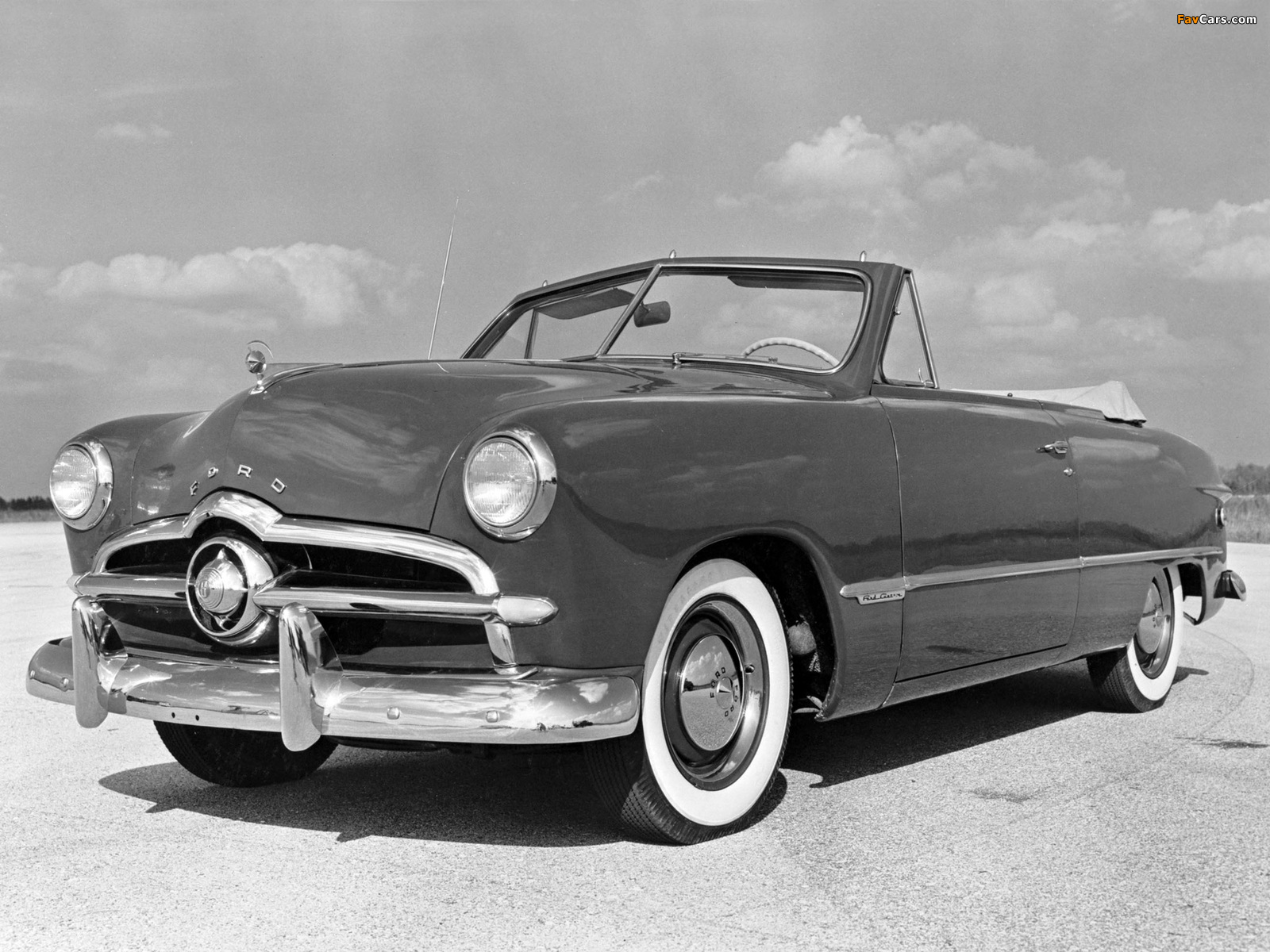 Photos of Ford Custom Convertible Coupe (76) 1949 (1600 x 1200)