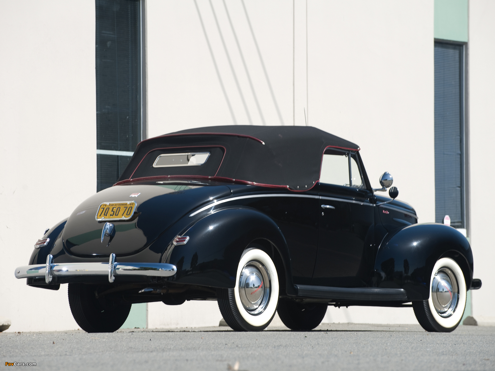 Ford V8 Deluxe Convertible Coupe 1940 pictures (1600 x 1200)