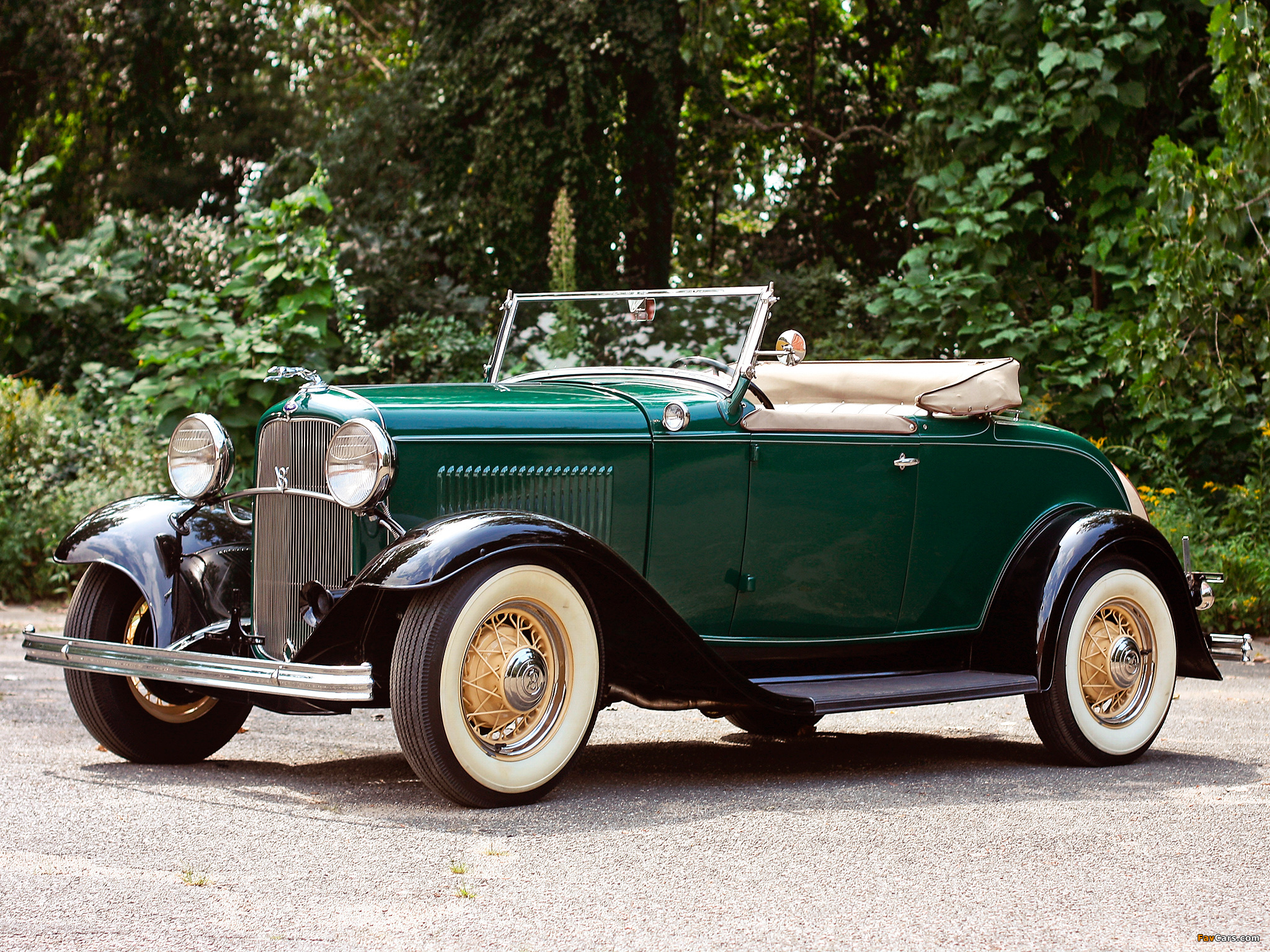 Images of Ford V8 Deluxe Roadster (18-40) 1932 (2048 x 1536)
