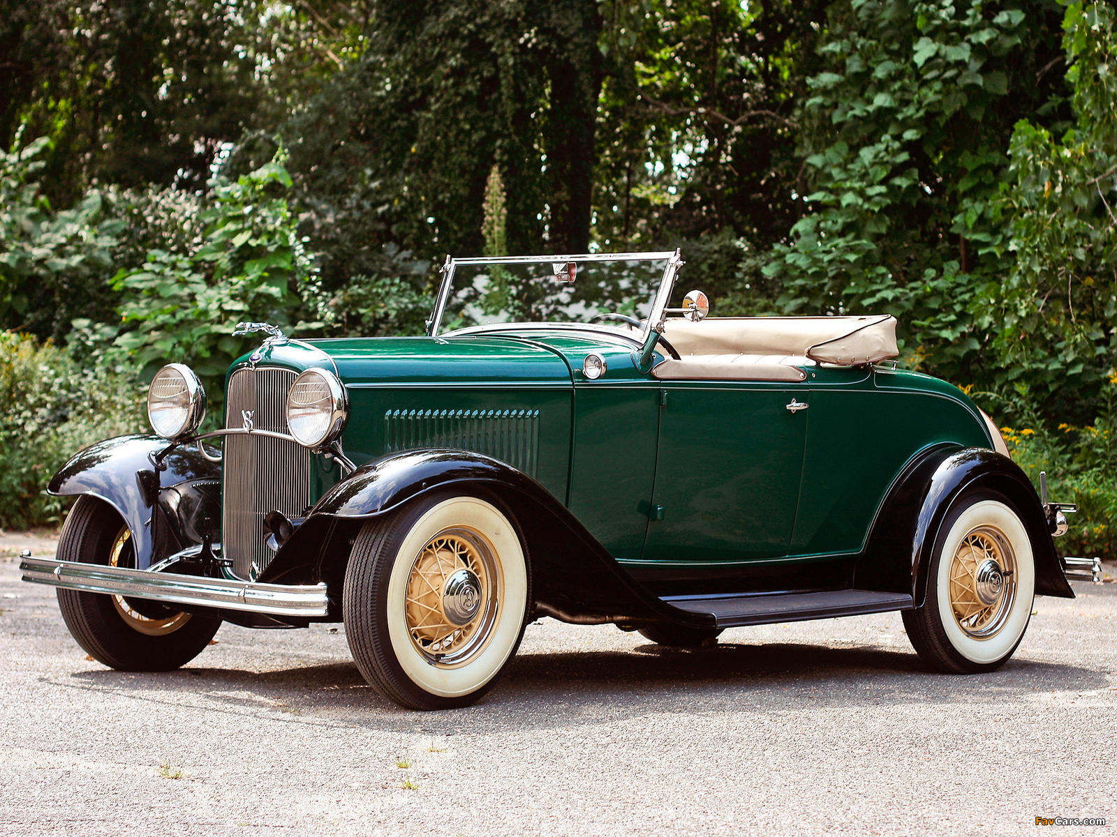 Images of Ford V8 Deluxe Roadster (18-40) 1932 (1600 x 1200)