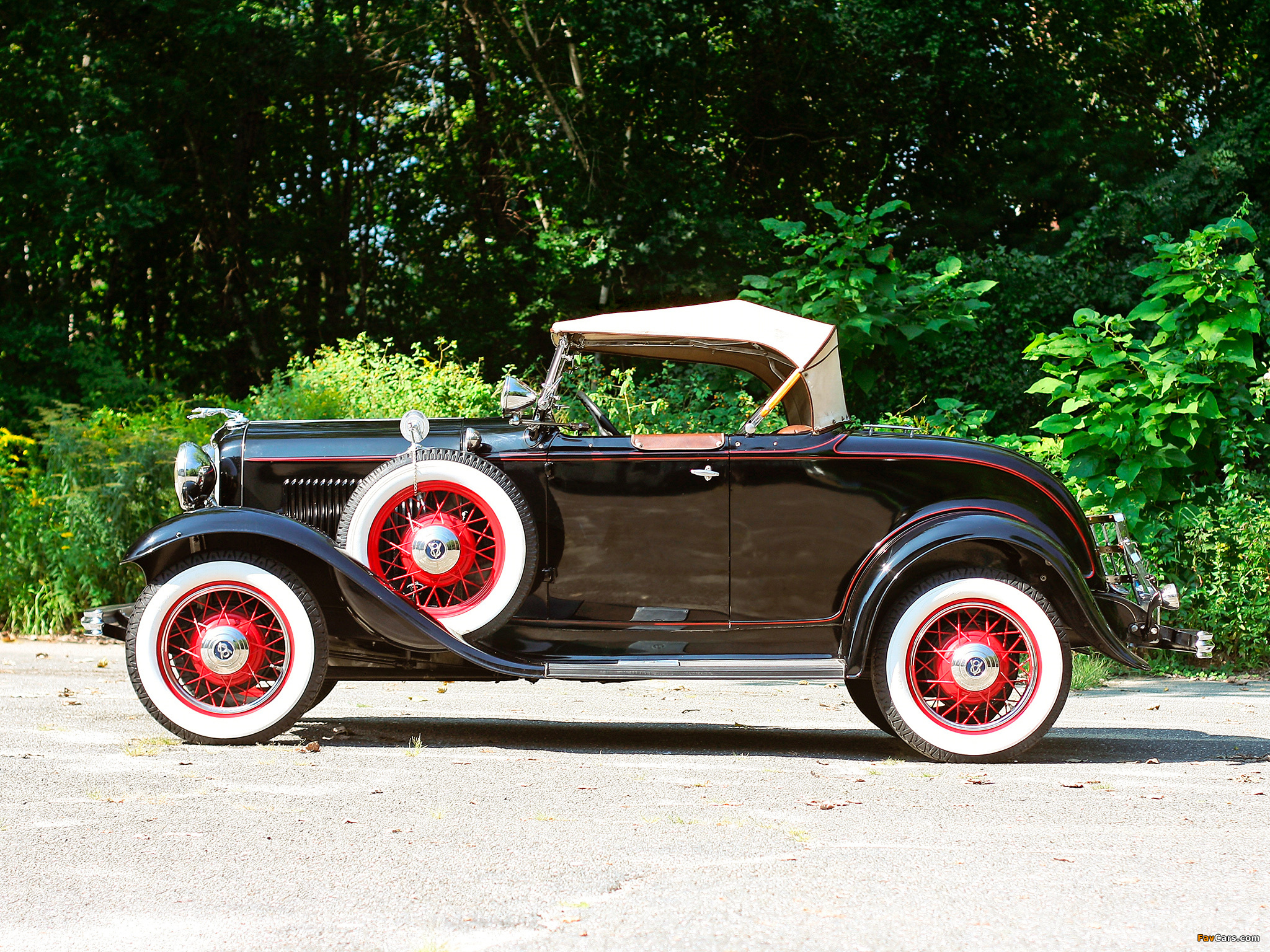 Images of Ford V8 Deluxe Roadster (18-40) 1932 (2048 x 1536)