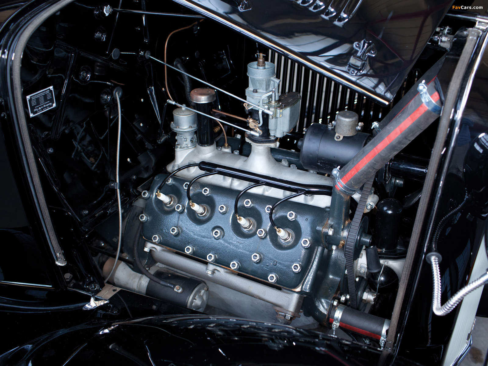 Images of Ford V8 Deluxe Coupe (18-520) 1932 (1600 x 1200)