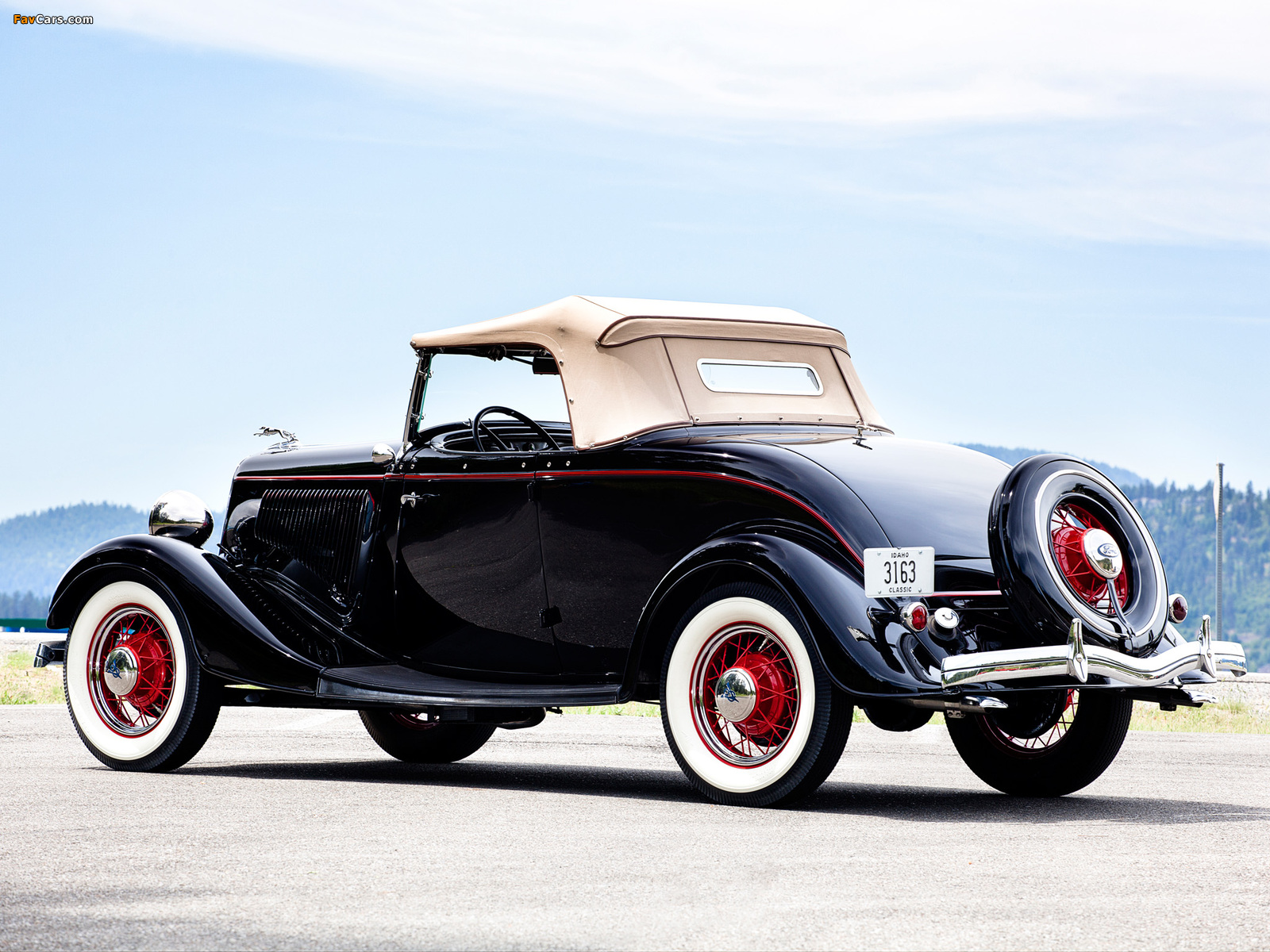 Images of Ford V8 Deluxe Roadster (40-710) 1934 (1600 x 1200)