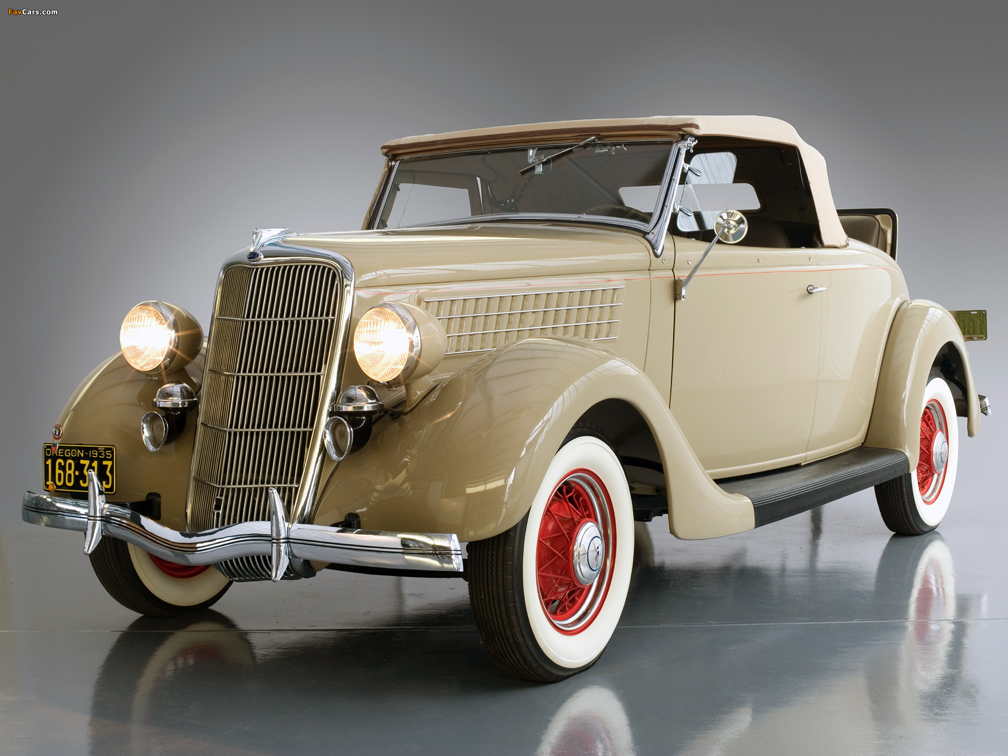 Images of Ford V8 Deluxe Roadster (48-710) 1935 (2048 x 1536)