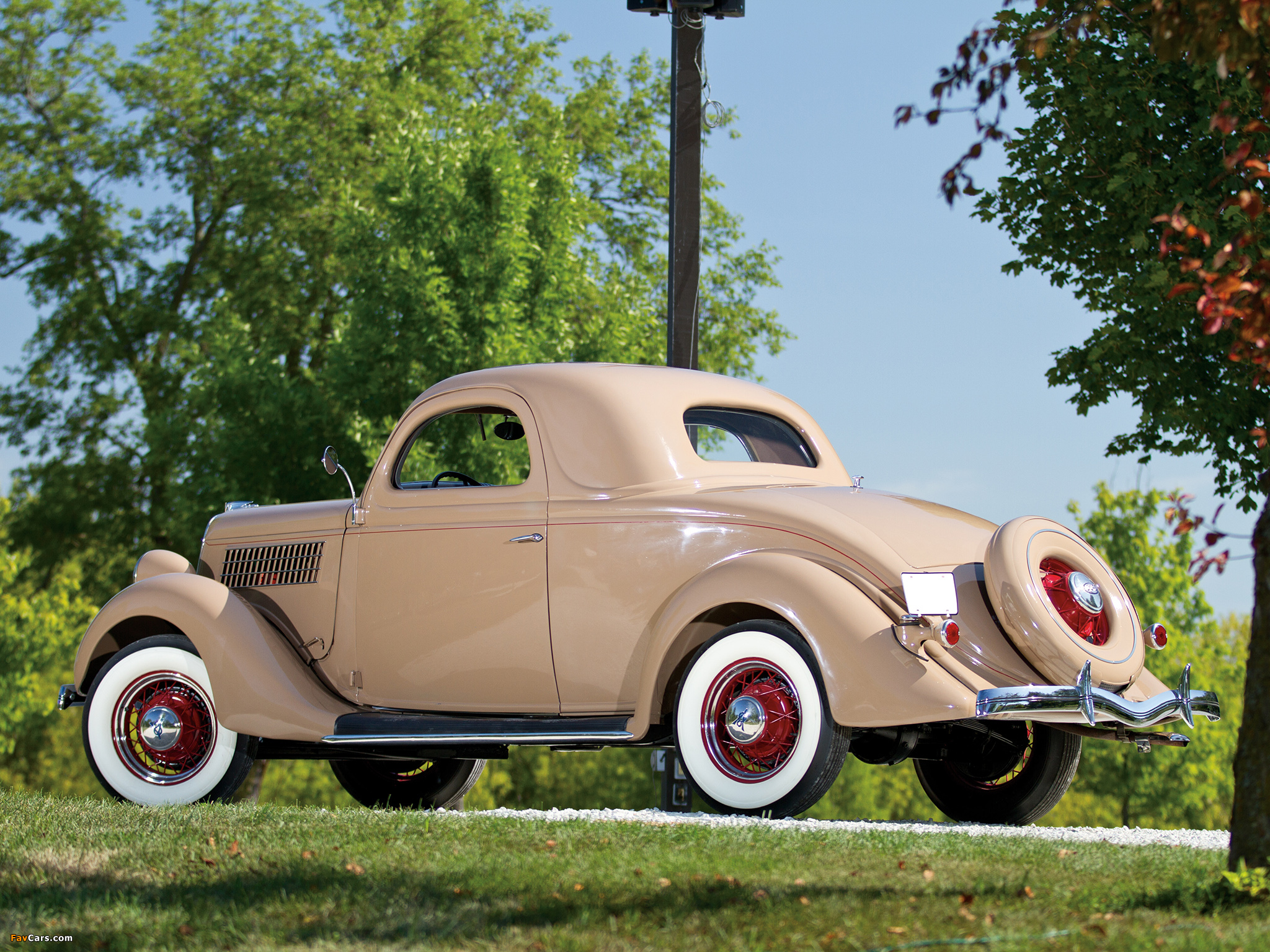 Images of Ford V8 Deluxe 3-window Coupe (48-720) 1935 (2048 x 1536)