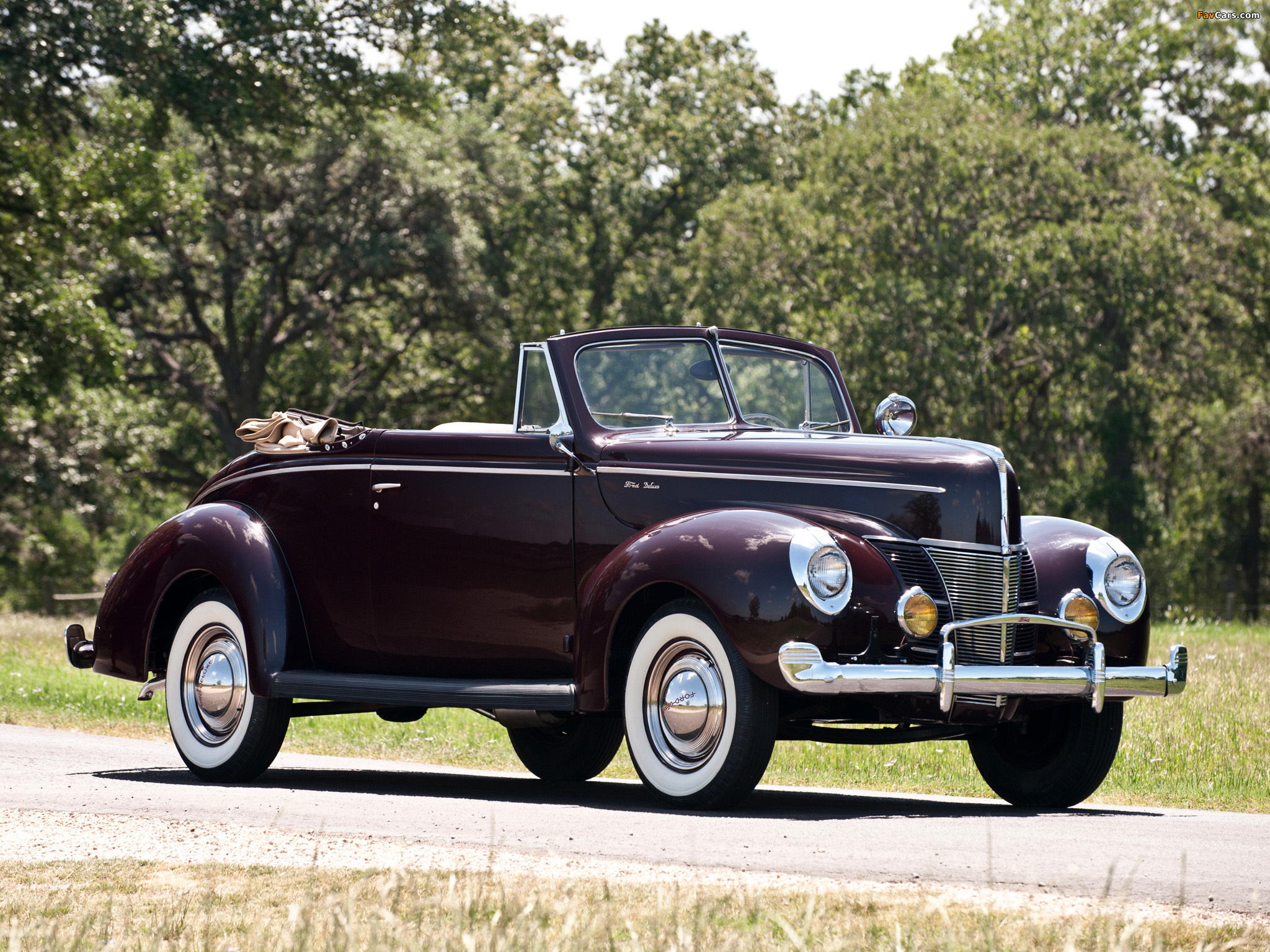 Images of Ford V8 Deluxe Convertible Coupe 1940 (2048 x 1536)
