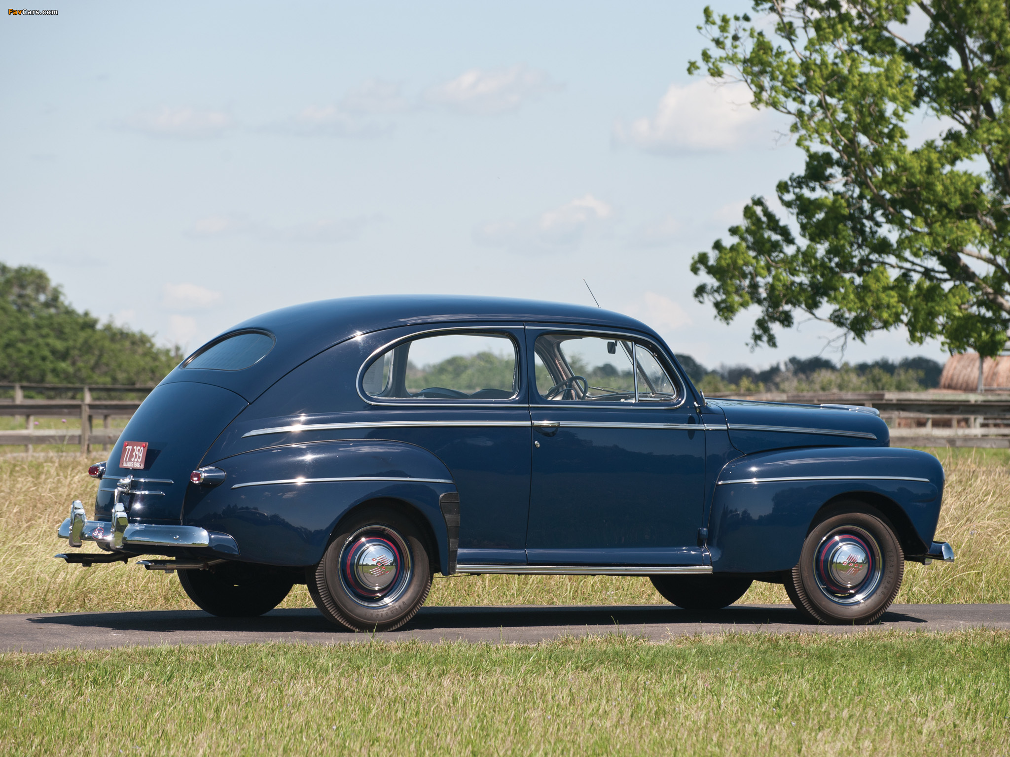 Images of Ford V8 Super Deluxe Tudor Sedan (69A-70B) 1946 (2048 x 1536)