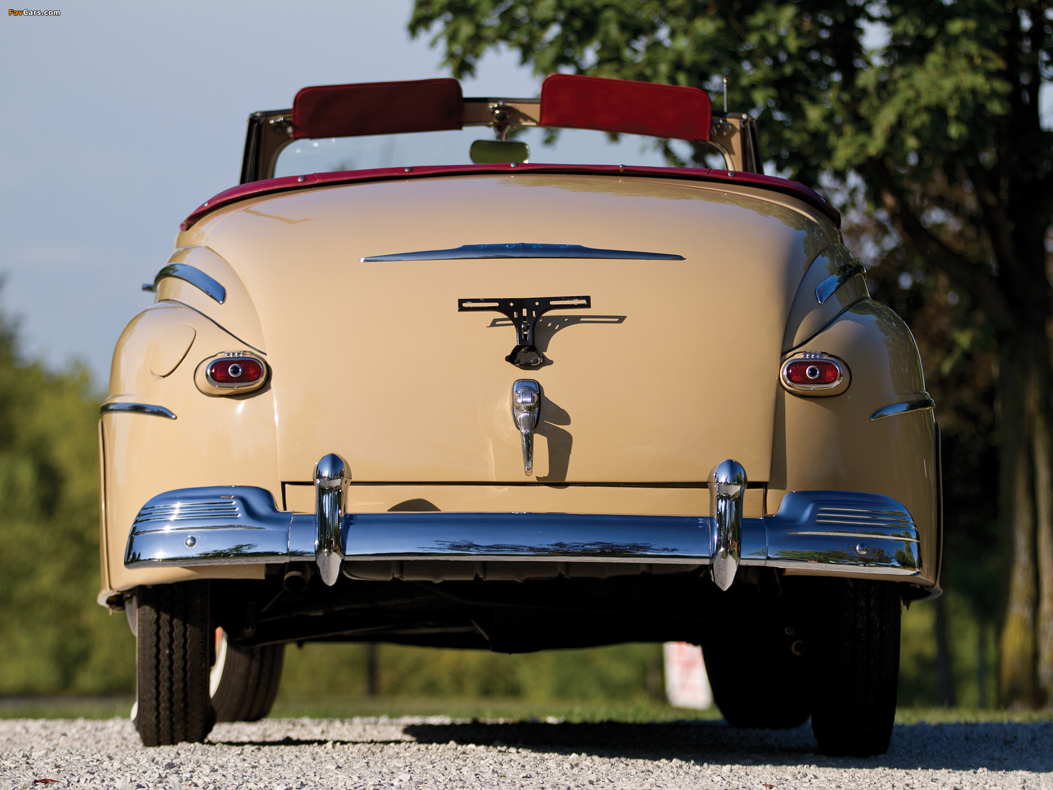 Images of Ford Super Deluxe Convertible Coupe 1947 (2048 x 1536)