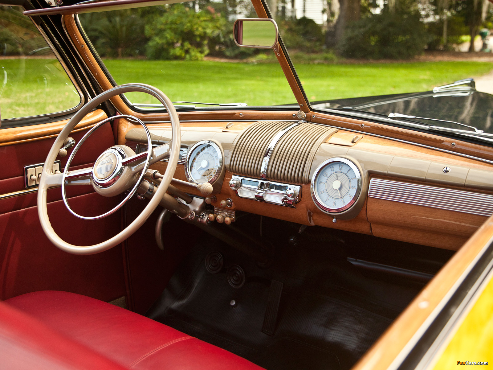 Images of Ford Super Deluxe Sportsman Convertible 1947–48 (1600 x 1200)