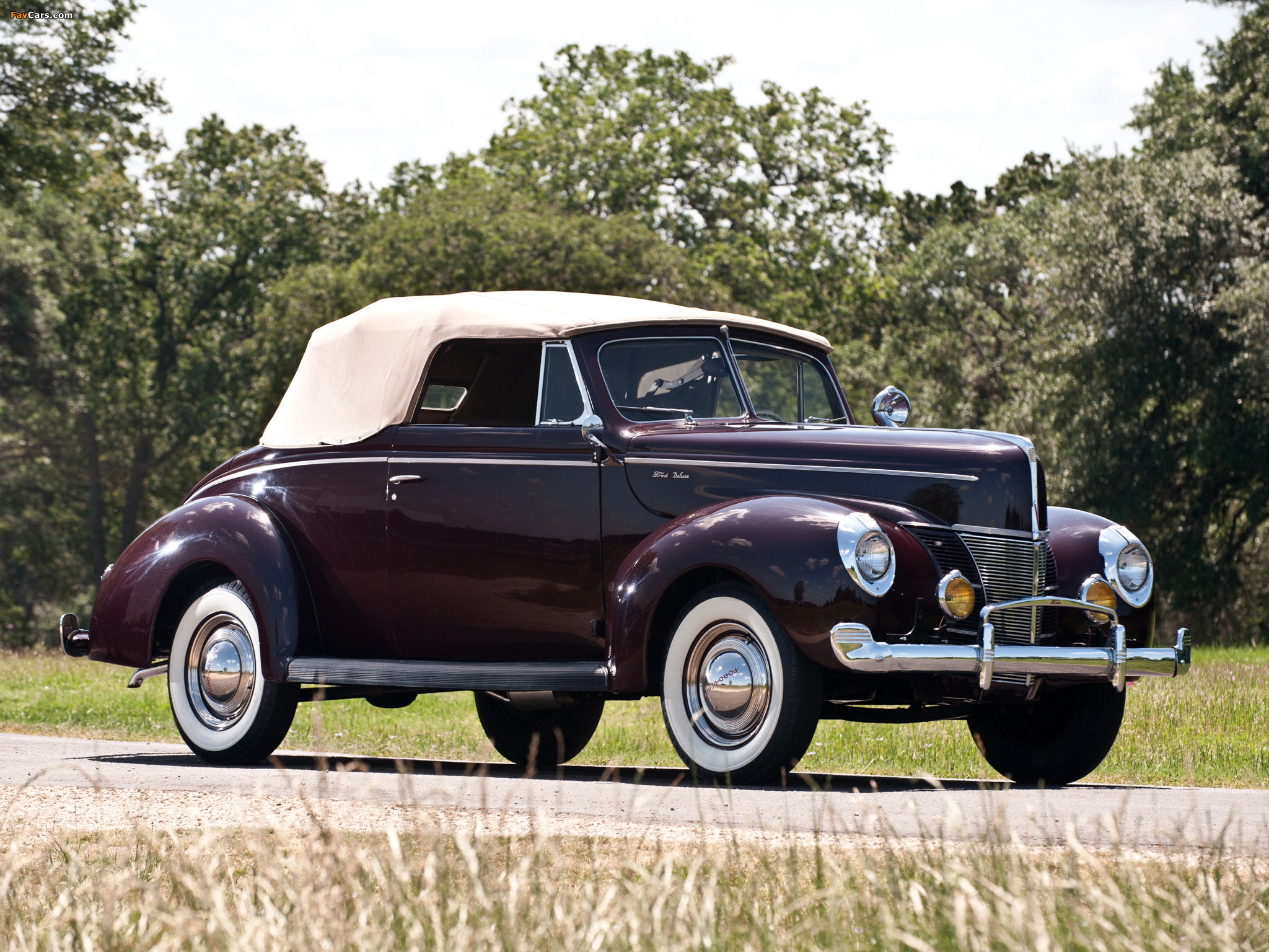 Photos of Ford V8 Deluxe Convertible Coupe 1940 (2048 x 1536)
