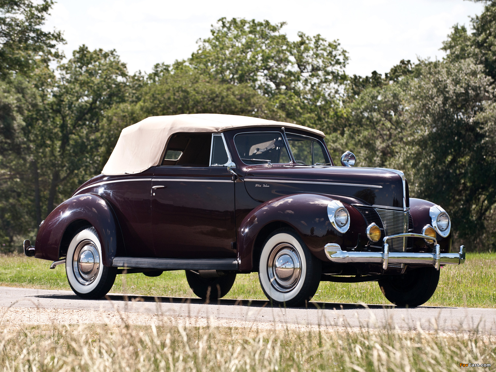 Photos of Ford V8 Deluxe Convertible Coupe 1940 (1600 x 1200)