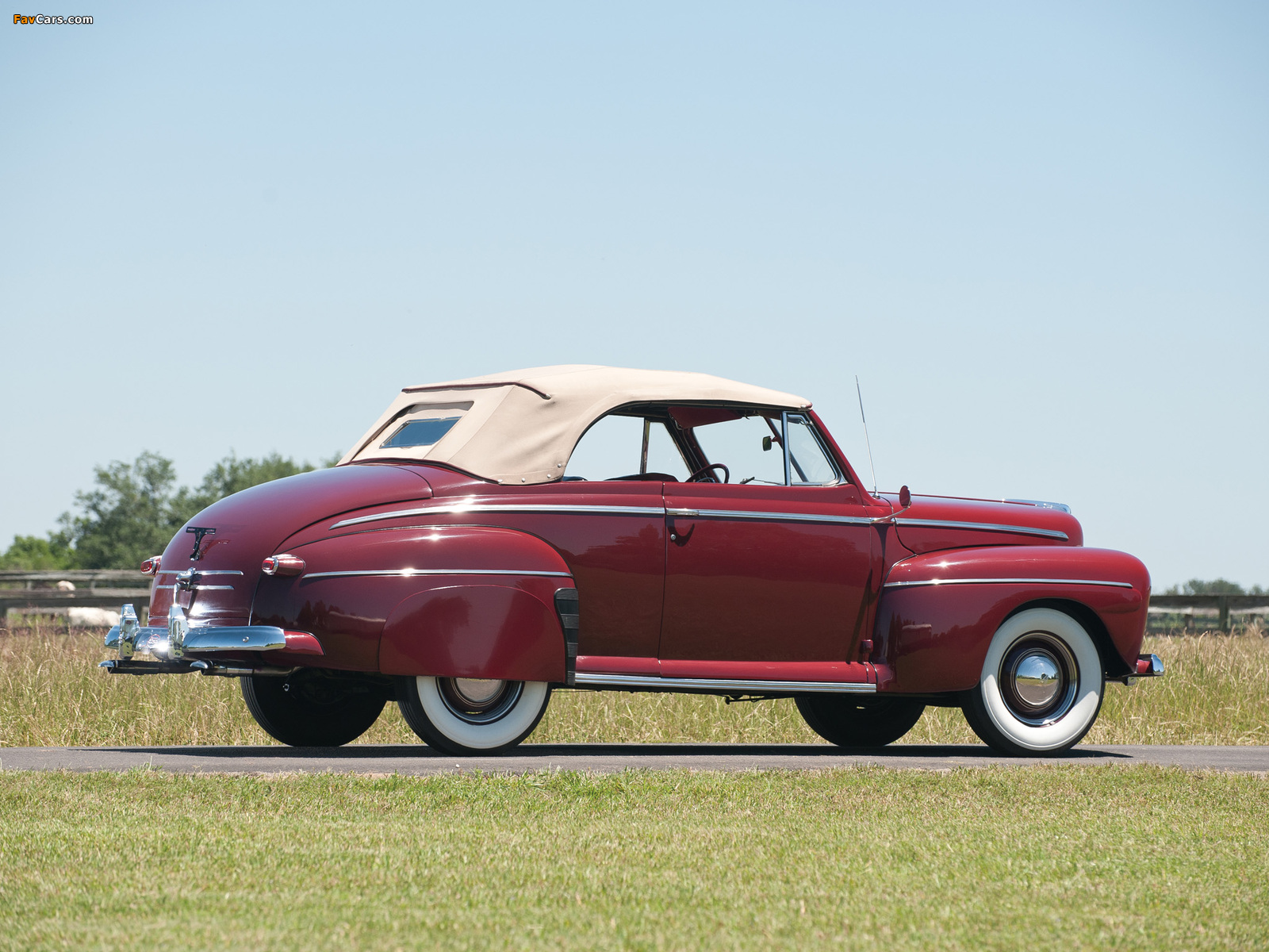 Photos of Ford V8 Super Deluxe Convertible Coupe 1946 (1600 x 1200)