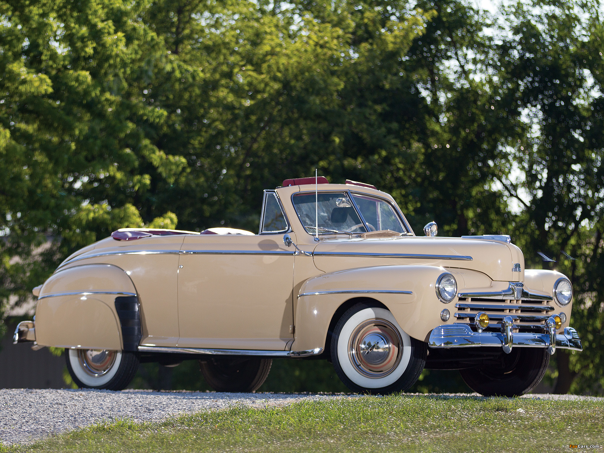 Photos of Ford Super Deluxe Convertible Coupe 1947 (2048 x 1536)