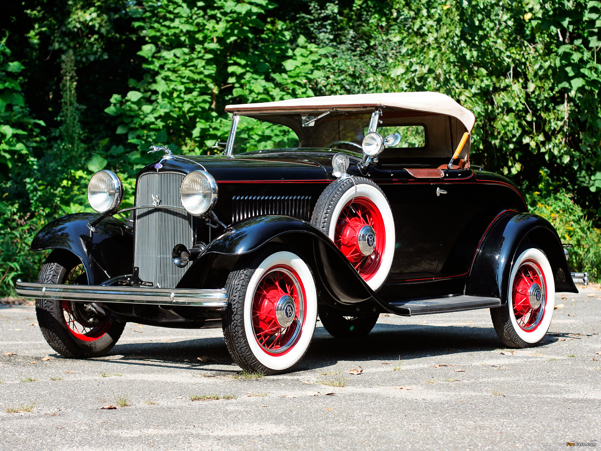 Pictures of Ford V8 Deluxe Roadster (18-40) 1932 (2048 x 1536)