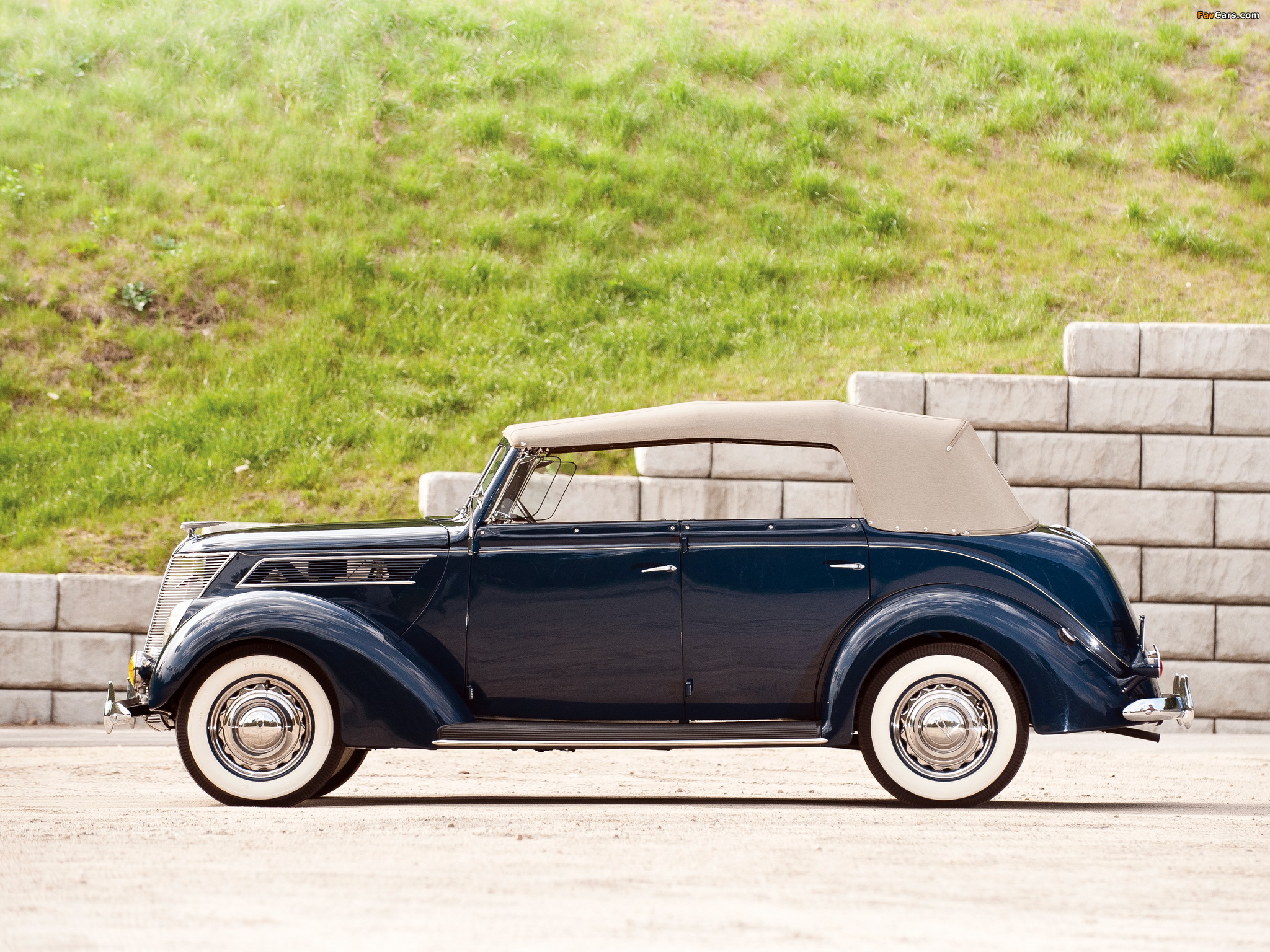Pictures of Ford V8 Deluxe Phaeton (78-750) 1937 (2048 x 1536)