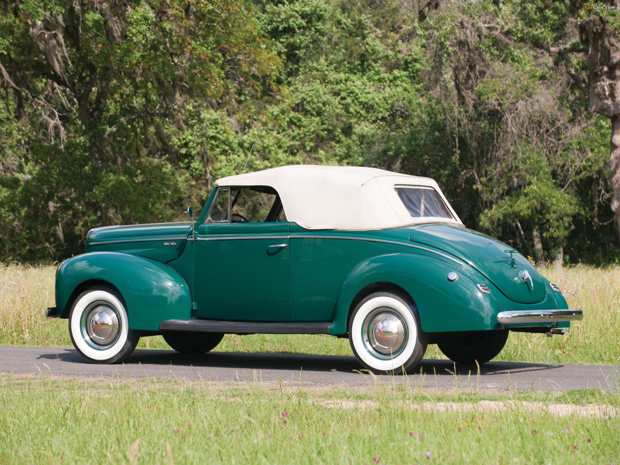 Pictures of Ford V8 Deluxe Convertible Coupe 1940 (2048 x 1536)