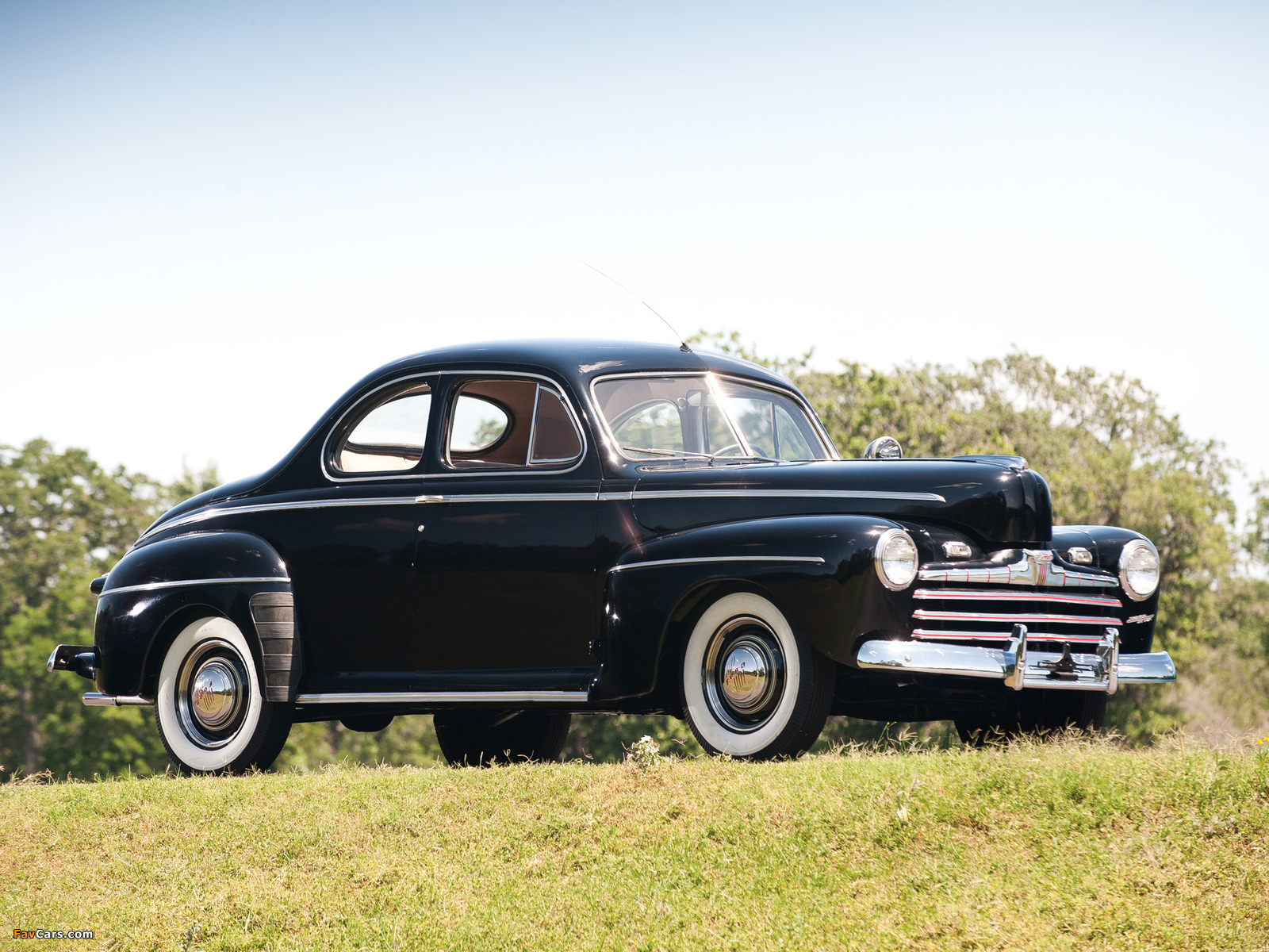 Pictures of Ford V8 Super Deluxe Business Coupe (69A-77B) 1946 (1600 x 1200)