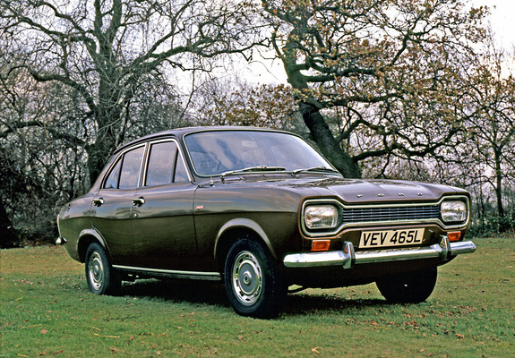 Ford Escort 1300 GT Saloon 1968–73 images