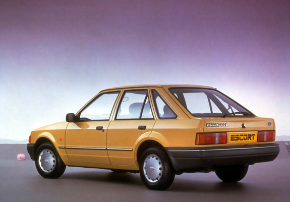 Images of Ford Escort 5-door Hatchback UK-spec 1986–90