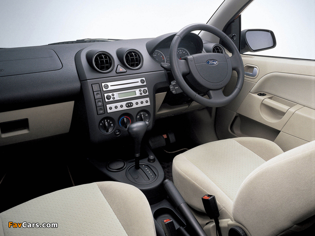 Photos of Ford Fiesta Ghia 5-door JP-spec 2002–05 (640 x 480)