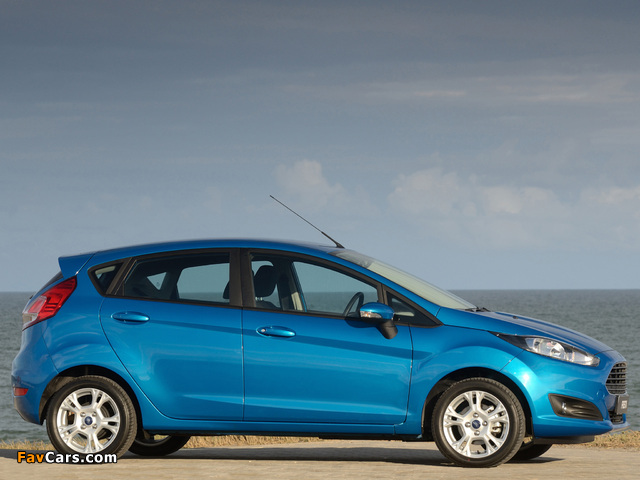 Ford Fiesta 5-door ZA-spec 2013 wallpapers (640 x 480)