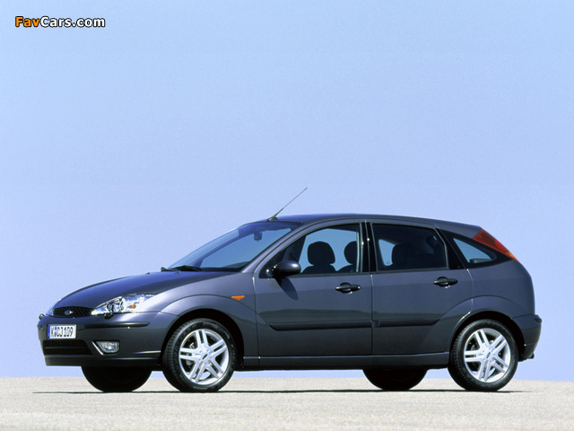 Ford Focus 5-door 2001–04 images (640 x 480)