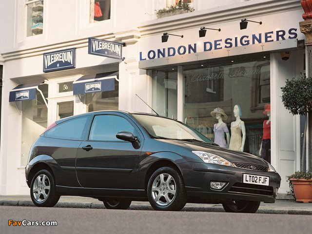 Ford Focus 3-door UK-spec 2001–04 wallpapers (640 x 480)