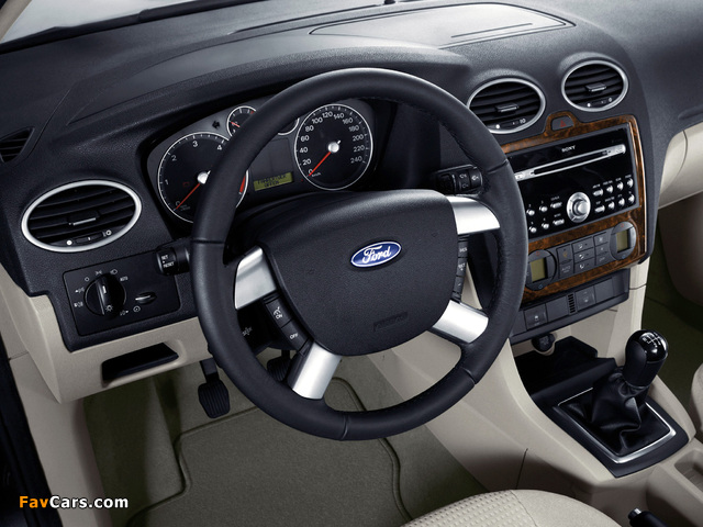 Ford Focus 5-door 2004–08 images (640 x 480)
