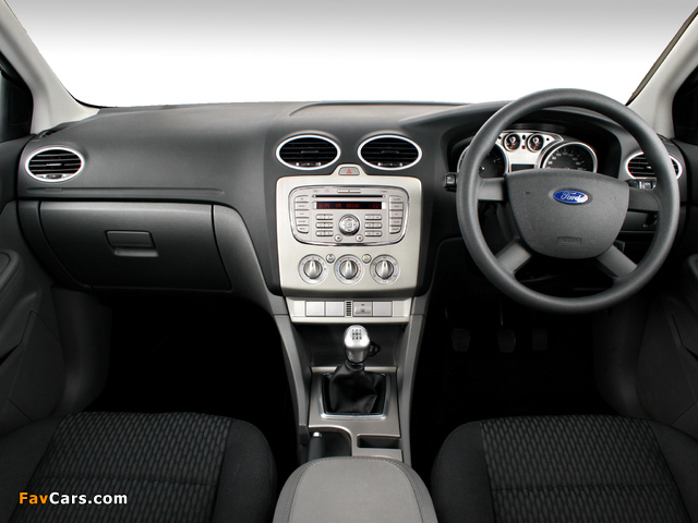 Ford Focus Sedan ZA-spec 2010–11 photos (640 x 480)