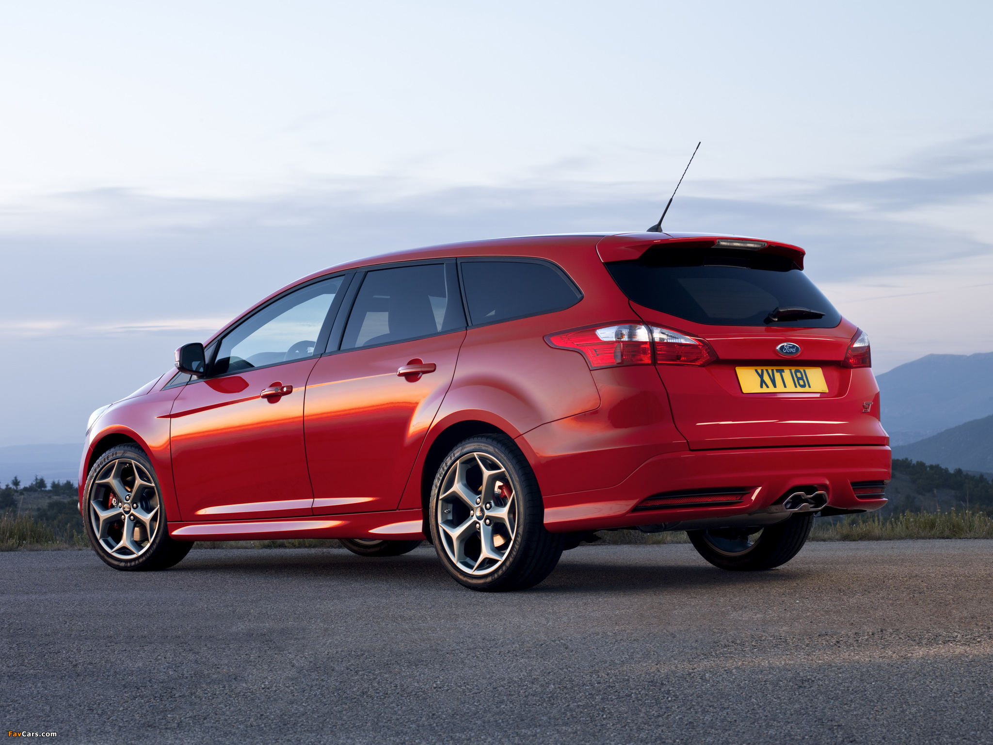 Ford Focus ST Wagon 2012 wallpapers (2048 x 1536)