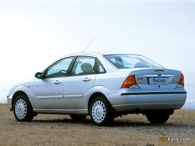 Images of Ford Focus Sedan 2001–04 (640 x 480)