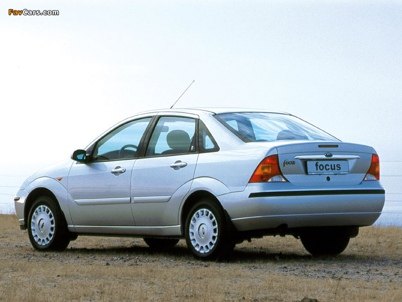 Images of Ford Focus Sedan 2001–04 (800 x 600)