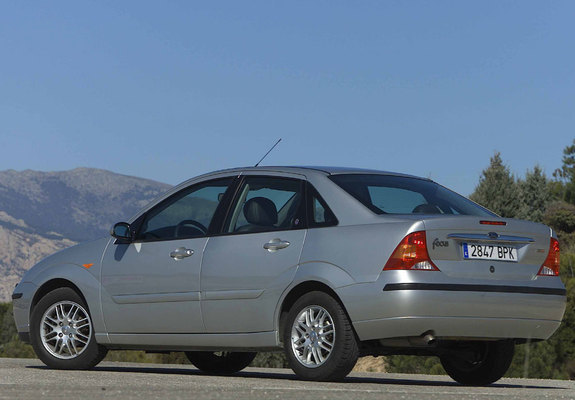 Images of Ford Focus Sedan 2001–04